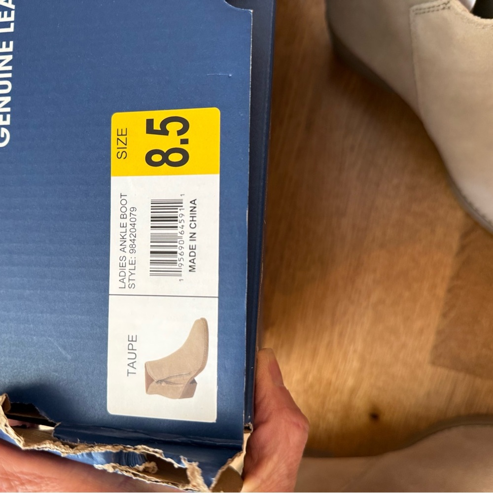 White Mountain genuine leather tan bootie. 8.5M - Picture 3 of 5